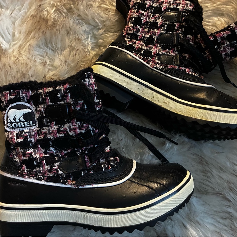 Sorel Tivoli Black and Pink Plaid Tweed Winter Boots EUC Size 6